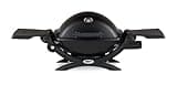 Weber Q1200 Gasgrill, 43 x 32cm Grillfäche, portabler BBQ Grill, 1 Brenner, 2-geteilter porzellanemaillierter Guss-Grillrost, mit Deckelthermometer- Schwarz (51010079)