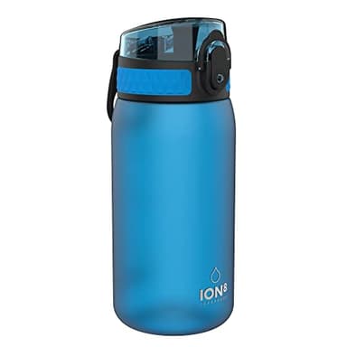 ion8 Kinder Trinkflasche, 350ml, Auslaufsicher, Einhandöffnung, Sichere Verriegelung, Spülmaschinenfest, BPA-frei, Tragegriff, Klappdeckel, Leicht zu Reinigen, Klimaneutral, Blau