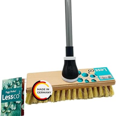 Peggy Perfect Schrubber Bodenschrubber aus Buchenholz mit Einer Naturborstenmischung inkl. Teleskopstiel – Made in Germany - nachhaltige Less CO² Produktion. Hochwertige Arenga Pflanzen Fasern.