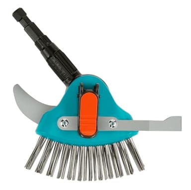 Gardena combisystem-3in1 Fugenreiniger: Multifunktions-Gartenhelfer zum Entfernen von Unkraut und Moos an schmalen und Breiten Fugen, Metallborsten, Edelstahlmesser. Passend zu CS-Stielen (03608-20)