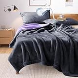 YISURE Wasserfeste Decke Liebesdecke 230x203cm für Paare,King Size Graue und lila Spritzdecke für Erwachsene Paare, Reversible Möbel- oder Bettmatratzenschoner