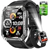 IOWODO Militär Smartwatch Herren,100 Tage Akku, LED Taschenlampe, Bluetooth-Anrufe, Fitness-Tracker,100+ Sportmodi, Herzfrequenz-&SPO₂-Monitor, IP68 Wasserdicht, Schlafüberwachung