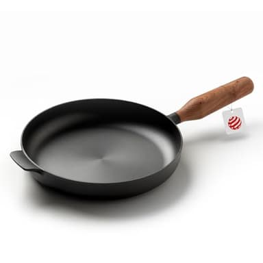 JAXX ROADHOUSE DIE BRATPFANNE - ausgezeichnete Premium Pfanne Gusseisen, Gusseisenpfanne Induktion, 26cm, Handgefertigter Holzgriff, ALLE Herdarten, Voreingebrannt (Walnussholz)