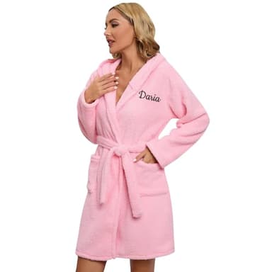 Personalisiert Bademantel Damen Flauschig mit Kapuze mit Stickerei Namen Bademantel Damen Rosa Geschenkidee für den Muttertag (DE/NL/SE/PL, Alphanumerisch, Einheitsgröße, Regular, Regular, Rosa)