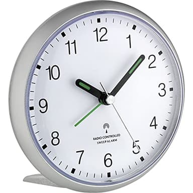 TFA Dostmann Analoger Funk-Wecker, 60.1506, leises Sweep Uhrwerk, lauter Alarm, gut ablesbare Ziffern, mit Funkuhr, Schlafzimmeruhr, Büro/Homeoffice, mit Schlummerfunktion, beleuchtet, hoch, silber